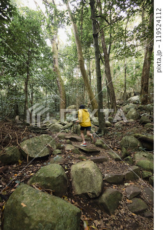 山を走る子供 山を走る子供 119524112