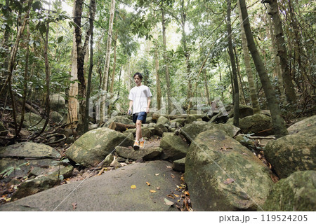 山を走る子供 119524205