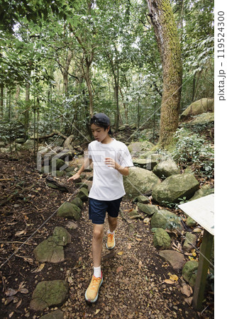 山を走る子供 119524300