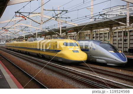 かつてのエースを追い抜くドクターイエロー 119524566