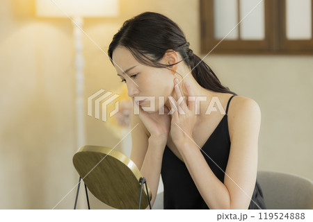 肌荒れに悩む女性 119524888