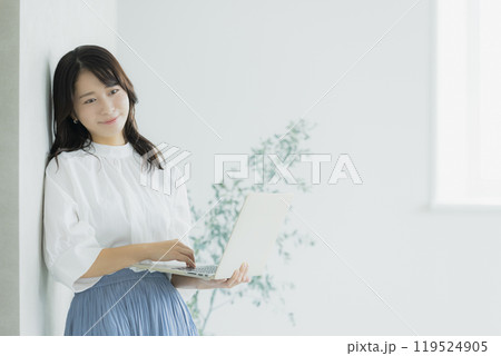 若い女性、ビジネスウーマン、ノートパソコン 若い女性、ビジネスウーマン、ノートパソコン 119524905