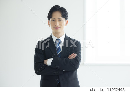 考え込む若いビジネスマン　 119524984