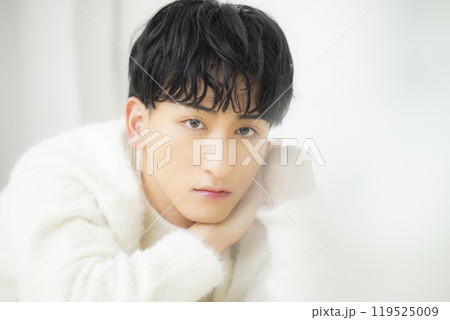 白いニットの男性　 119525009