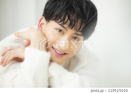白いニットの男性　 119525010