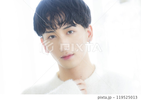 白いニットの男性　 119525013