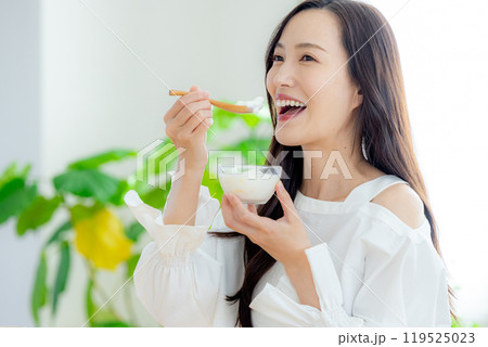 ヨーグルトを食べる女性 119525023