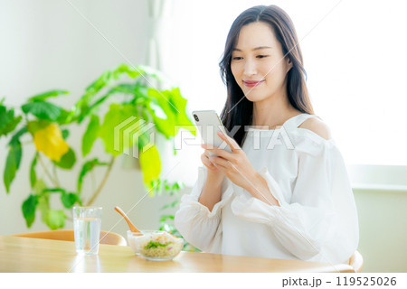 女性 スマホ 朝 自宅 女性 スマホ 朝 自宅 119525026