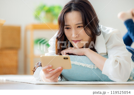 スマホで動画を見て感動する女性 スマホで動画を見て感動する女性 119525054