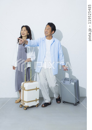 旅行に行くミドル夫婦 旅行に行くミドル夫婦 119525485