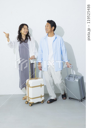 旅行に行くミドル夫婦 旅行に行くミドル夫婦 119525486