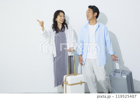 旅行に行くミドル夫婦 119525487