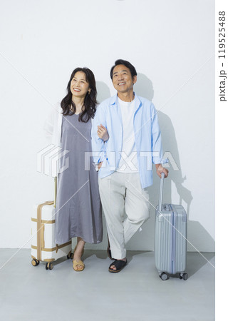 旅行に行くミドル夫婦 119525488