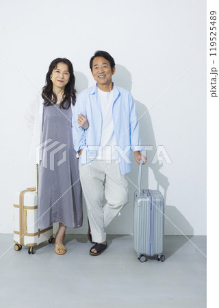 旅行に行くミドル夫婦 119525489