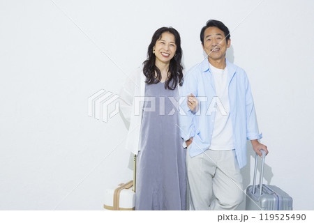 旅行に行くミドル夫婦 119525490