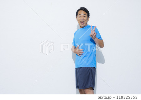 ダイエットに成功したミドル男性 119525555