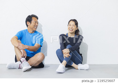 スポーツウェアのミドルカップル　 119525607