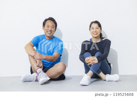 スポーツウェアのミドルカップル　 119525608