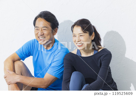 スポーツウェアのミドルカップル　 119525609