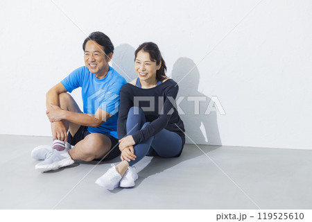 スポーツウェアのミドルカップル　 119525610