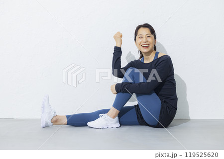 ストレッチをする50代女性　 119525620