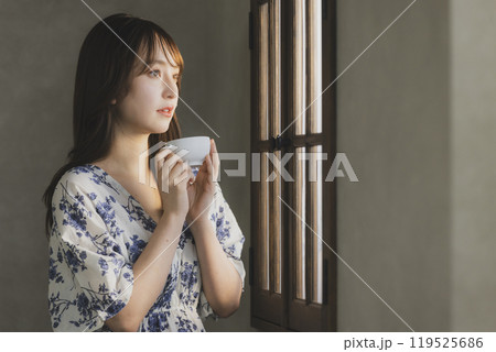 窓辺の女性　　 119525686
