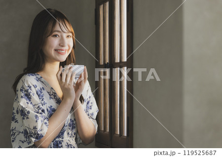 窓辺の女性　　 119525687