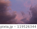 夕焼けの空に浮かぶ雲 119526344