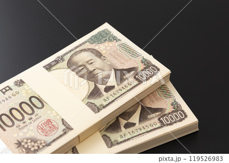 黒背景に一万円の札束 119526983