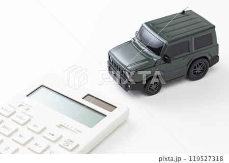 白背景におもちゃの自動車と電卓 119527318