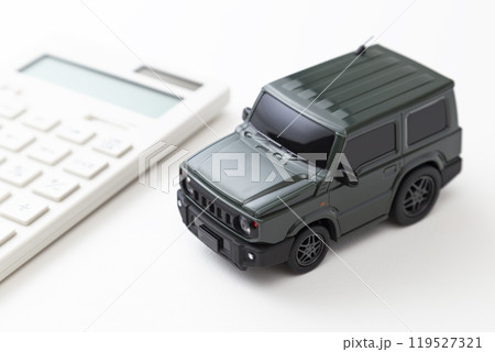 白背景におもちゃの自動車と電卓 119527321