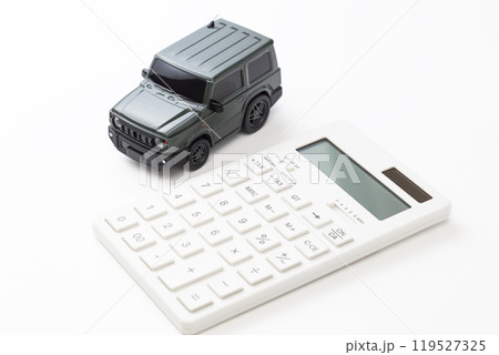 白背景におもちゃの自動車と電卓 白背景におもちゃの自動車と電卓 119527325