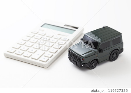 白背景におもちゃの自動車と電卓 白背景におもちゃの自動車と電卓 119527326