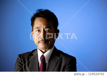 50代の男性　カメラ目線　ポートレート 119528742