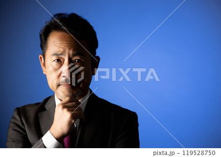 50代の男性　カメラ目線　ポートレート 119528750