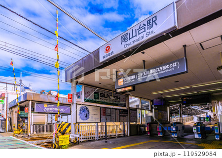 日本の東京都市景観　東急電鉄 大井町線 尾山台駅などを望む 119529084