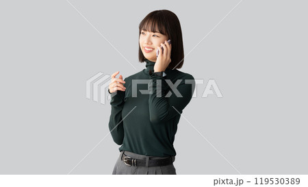 スマホで話す笑顔の女性・ビジネスウーマン 119530389