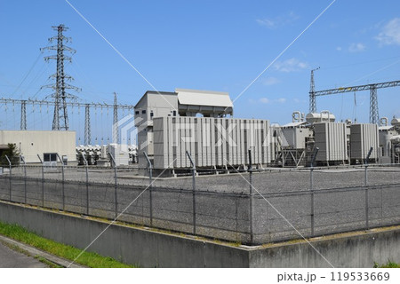 屋外変電設備と送電塔 119533669
