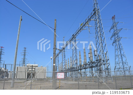 屋外変電設備と送電塔 119533673