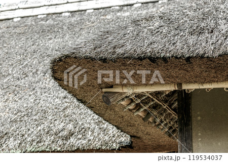 古民家の軒天と藁葺き屋根にある造形 119534037