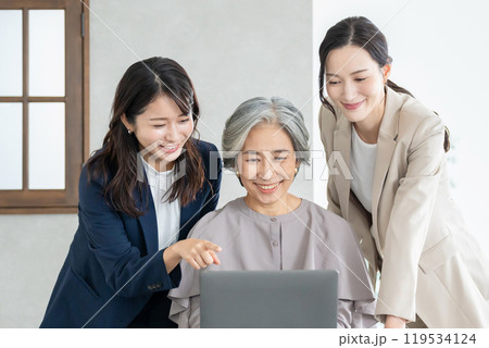 オフィスで働く女性 119534124