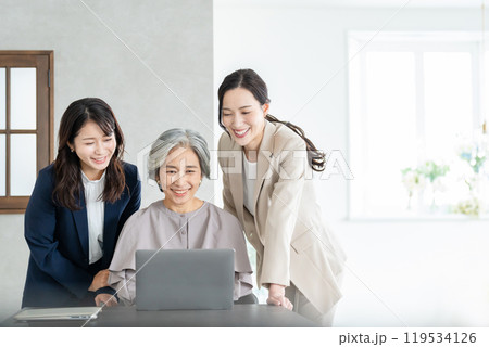 オフィスでミーティングするビジネスウーマン オフィスでミーティングするビジネスウーマン 119534126