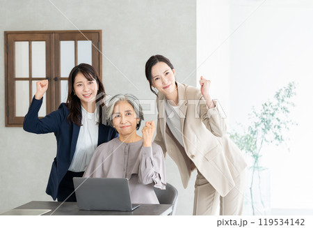 オフィスで働くビジネスウーマン 119534142