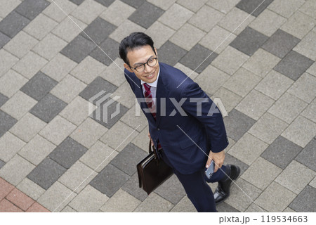 街を歩く30代後半のビジネスマン　俯瞰 119534663