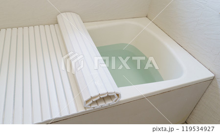 お風呂に溜めたお湯と保温用のフタ お風呂に溜めたお湯と保温用のフタ 119534927