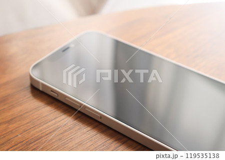 テーブルに置かれたスマートフォン テーブルに置かれたスマートフォン 119535138