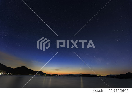 瀬戸内の冬の星景　朝焼け空に残る天の川と金星 119535665