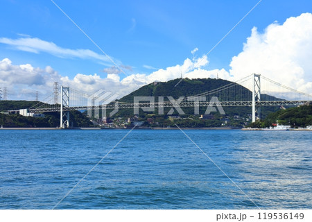 門司港側から眺める関門海峡の関門大橋（大型貨物船航行中） 119536149