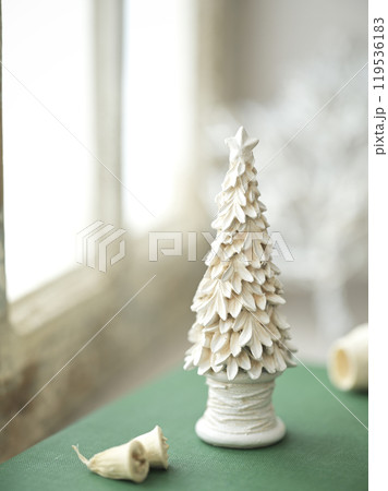 アンティークな窓辺に置かれた古い洋書とクリスマス小物 119536183