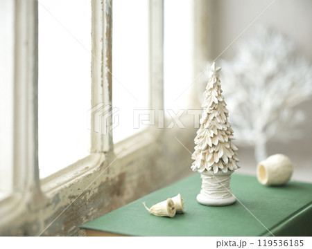 アンティークな窓辺に置かれた古い洋書とクリスマス小物 119536185